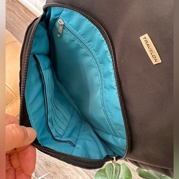 🛍️TRAVELON Black cross body bag with lots pockets and adjustable strap. - Picture 7 of 9